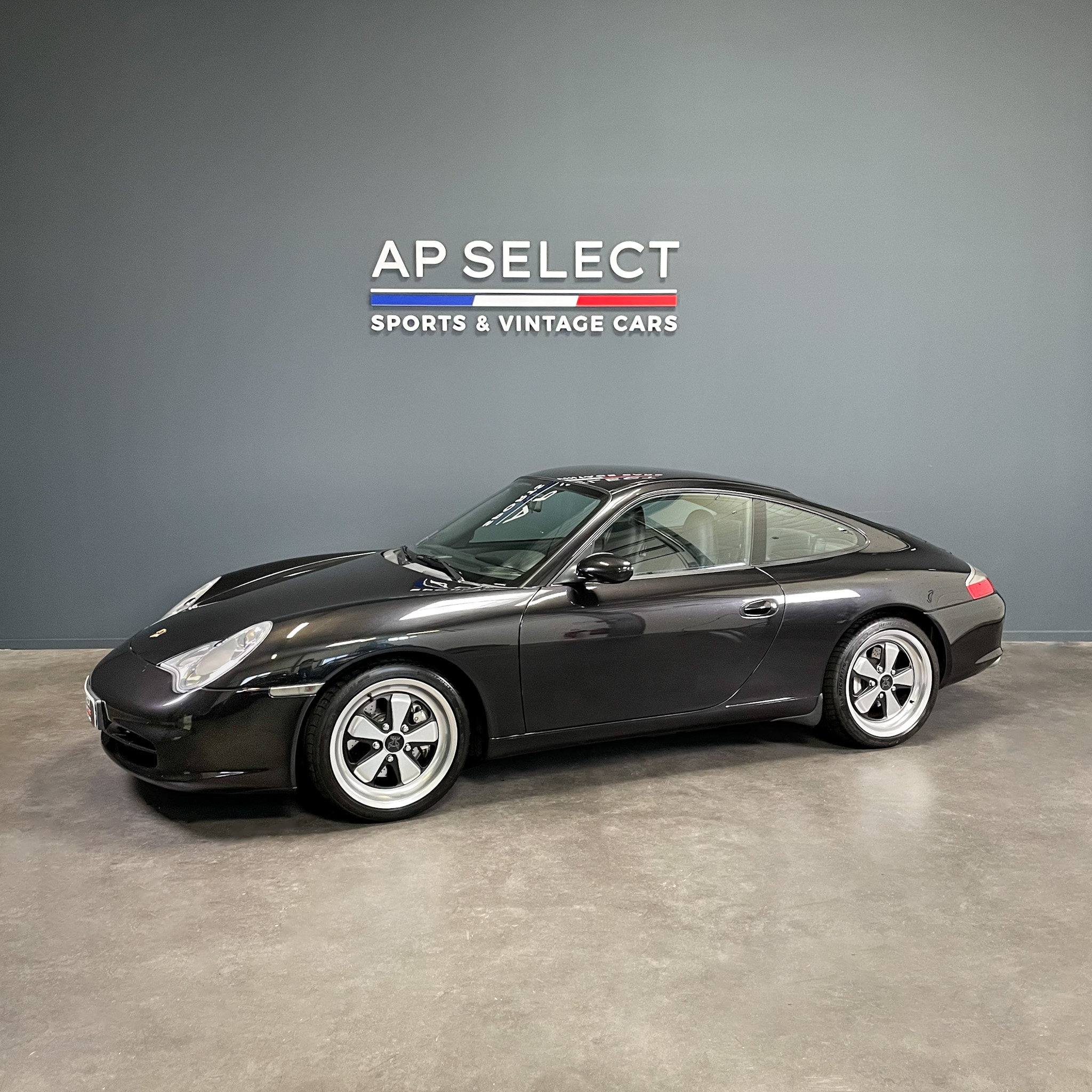 Photographie d'une Porsche 996 Carrera 4  vue de trois quarts face dans les locaux d'AP SELECT